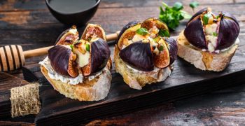 bruschetta-com-queijo-camembert-e-rodelas-de-figo-assado_89816-18630